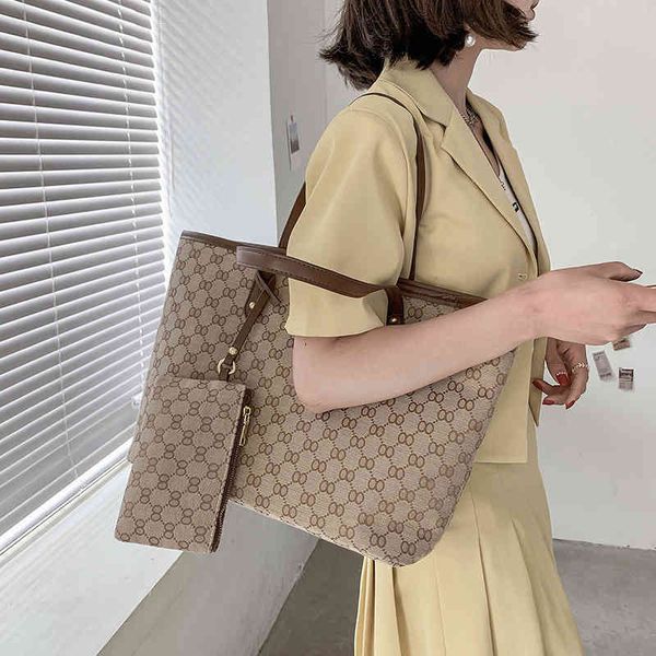 2022 latest luggage factory wholesale canvas large capacity bag female summer old flower commuter student one shoulder
2022 latest luggage factory wholesale canvas large capacity bag female summer old flower commuter student one shoulder