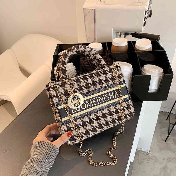 2022 factory wholesale new model autumn and winter small bag women's red woolen cloth portable square versatile one shoulder
2022 factory wholesale new model autumn and winter small bag women's red woolen cloth portable square versatile one shoulder