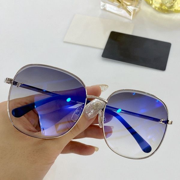 new ff0668 sunglasses for women popular fashion summer style with the stones uv400 protection lens come with case box ff0668, White;black
new ff0668 sunglasses for women popular fashion summer style with the stones uv400 protection lens come with case box ff0668, White;black