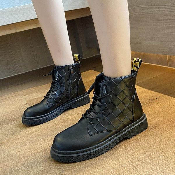 2020 new autumn breathable motorcycle short boots leather black riding boots female british style fashionable size 35-40
2020 new autumn breathable motorcycle short boots leather black riding boots female british style fashionable size 35-40