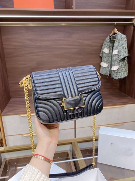 designer designed women's styling bag, with delicate and soft leather, can be hung on one shoulder with a size of 22cm * 15cm
designer designed women's styling bag, with delicate and soft leather, can be hung on one shoulder with a size of 22cm * 15cm