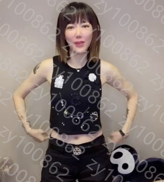 2020 autumn and winter with camellia, brooch, perfume bottle, 5 chains, pearl sleeveless black t-shirt, women's vest, White;black
2020 autumn and winter with camellia, brooch, perfume bottle, 5 chains, pearl sleeveless black t-shirt, women's vest, White;black