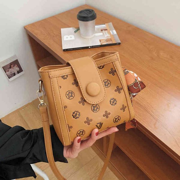 2022 latest handbag factory store on autumn texture printed silk scarf bucket women's large capacity mori single shoulder messenger, Black;red
2022 latest handbag factory store on autumn texture printed silk scarf bucket women's large capacity mori single shoulder messenger, Black;red