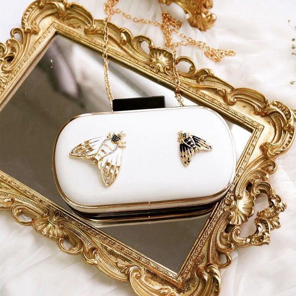 angelatracy 2020 new arrival metal frame pu pearl chaain metal beading bee insect women shoulder bag crossbody bag messenger
angelatracy 2020 new arrival metal frame pu pearl chaain metal beading bee insect women shoulder bag crossbody bag messenger