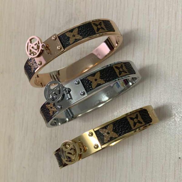 2020 hollow letter pendant women bracelet 3 colors classic design real leather bracelets titanium steel bangles couple jewelry wholesale, Black
2020 hollow letter pendant women bracelet 3 colors classic design real leather bracelets titanium steel bangles couple jewelry wholesale, Black
