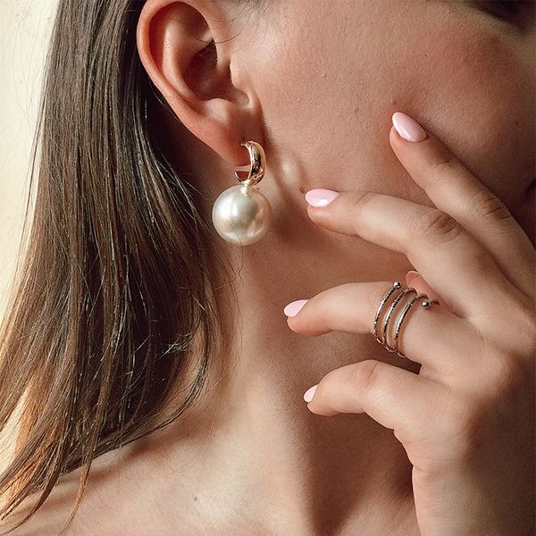 afshor fashion charm korean oversized pearl drop earrings for women bohemian golden round pearl wedding earrings jewelry
afshor fashion charm korean oversized pearl drop earrings for women bohemian golden round pearl wedding earrings jewelry