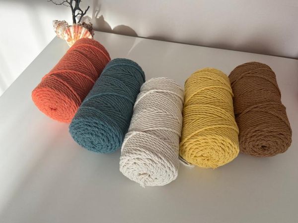 4 mm 3 strand twisted macrame cord, colorful cotton cord for macrame supplies, wall hanging, Black;white
4 mm 3 strand twisted macrame cord, colorful cotton cord for macrame supplies, wall hanging, Black;white