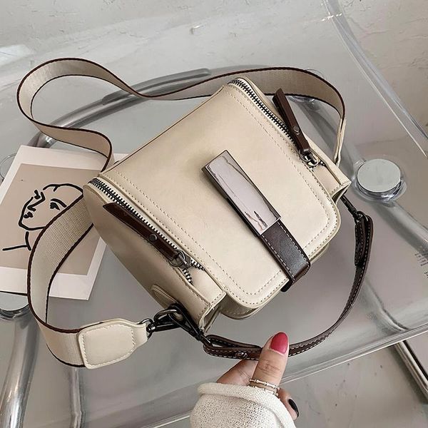 new french design fashion bucket bag handbag & elegant shoulder bag messenger width 18cm height 16.5cm thickness 10.5cm
new french design fashion bucket bag handbag & elegant shoulder bag messenger width 18cm height 16.5cm thickness 10.5cm