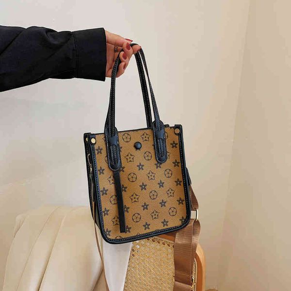 2022 latest handbag factory store early autumn women's printed lap one shoulder high-capacity bag
2022 latest handbag factory store early autumn women's printed lap one shoulder high-capacity bag