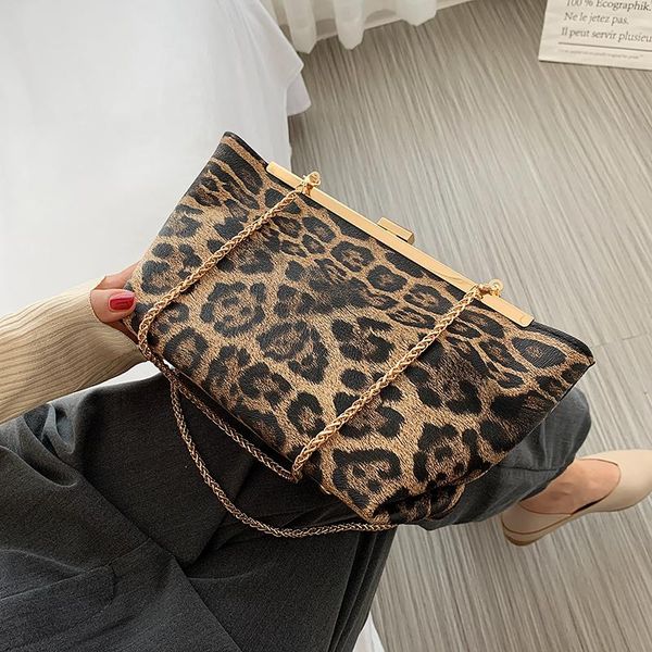 thick chain armpit bag 2020 winter fashion new high-quality soft plush women's designer handbag travel tote shoulder bag
thick chain armpit bag 2020 winter fashion new high-quality soft plush women's designer handbag travel tote shoulder bag