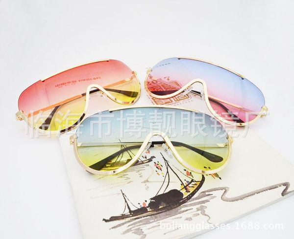 2020 new wind integrated conjoined ocean two color chip sunglasses jelly men's and women's net red, White;black
2020 new wind integrated conjoined ocean two color chip sunglasses jelly men's and women's net red, White;black