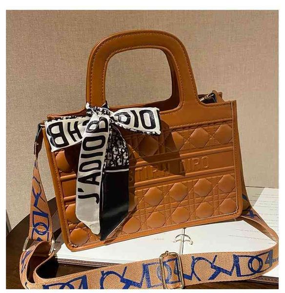 2022 factory outlet large capacity women winter fashion atmosphere silk scarf hand tote women's bag trend pysx
2022 factory outlet large capacity women winter fashion atmosphere silk scarf hand tote women's bag trend pysx