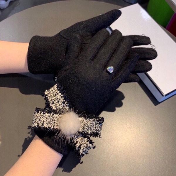 2020 new women' gloves female autumn winter gloves plush lined wrist bowknot, Blue;gray
2020 new women' gloves female autumn winter gloves plush lined wrist bowknot, Blue;gray