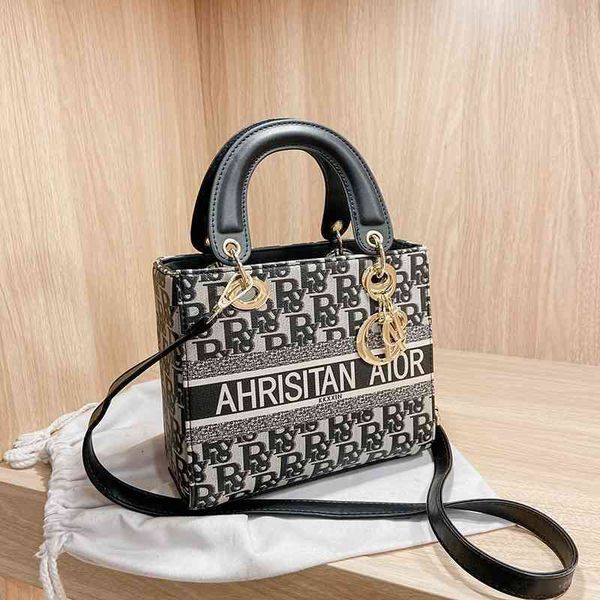 2022 factory wholesale new model style women's red embroidered one shoulder messenger bag
2022 factory wholesale new model style women's red embroidered one shoulder messenger bag