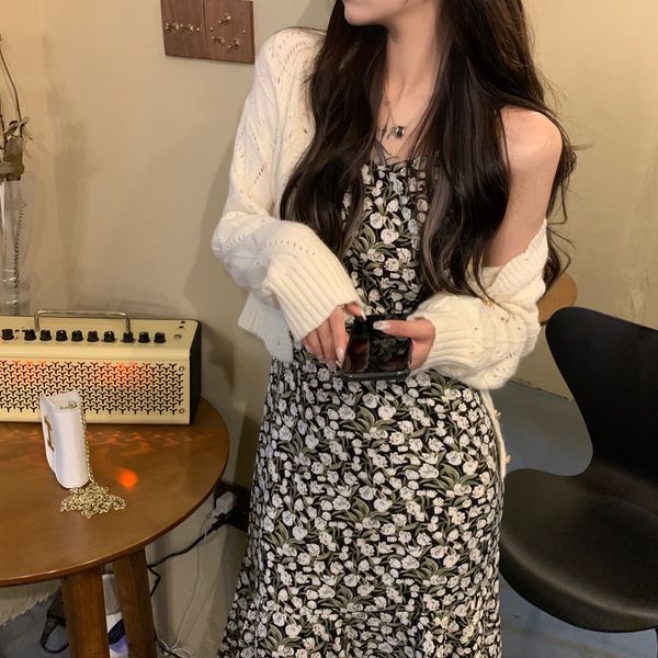 2020 autumn new floral suspender dress + hollow knitted jacket two piece women's fashion suit
2020 autumn new floral suspender dress + hollow knitted jacket two piece women's fashion suit