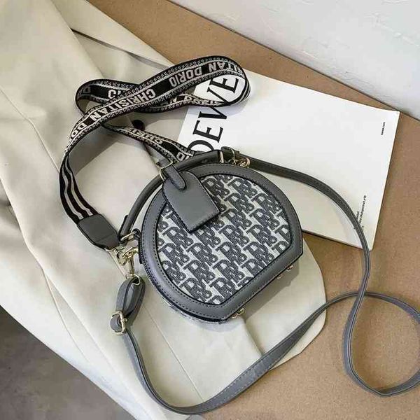 2022 latest luggage factory wholesale autumn women's round trend small portable single shoulder messenger bags bags 
2022 latest luggage factory wholesale autumn women's round trend small portable single shoulder messenger bags bags