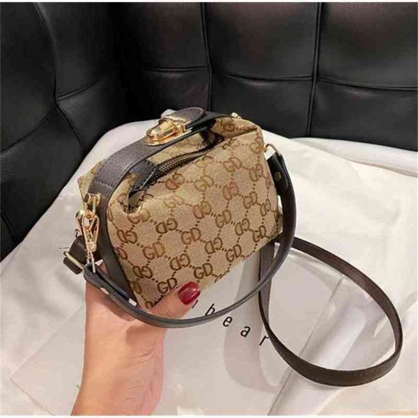 2022 factory wholesale new model student old flower medieval small lunch portable lock mini walking vintage bags
2022 factory wholesale new model student old flower medieval small lunch portable lock mini walking vintage bags
