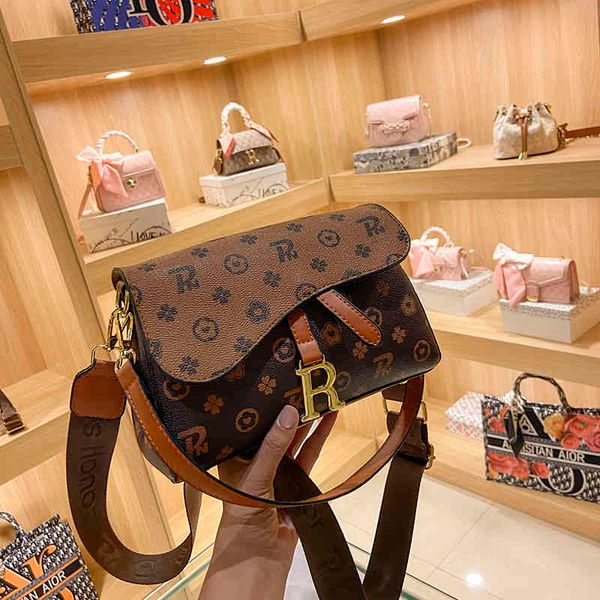 2022 factory wholesale autumn and winter single shoulder female fashion retro contrast color leisure bag foreign temperament messenger small
2022 factory wholesale autumn and winter single shoulder female fashion retro contrast color leisure bag foreign temperament messenger small