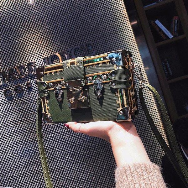 luxury quality fashion rivet girls handbag women metal shoulder bag ladies crossbody messenger bag female bolsa
luxury quality fashion rivet girls handbag women metal shoulder bag ladies crossbody messenger bag female bolsa
