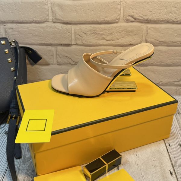 22ss women designer fashion slippers leather lacquered noble mink trim sandals classics round toe slide heels one word drag summer party ban, Black
22ss women designer fashion slippers leather lacquered noble mink trim sandals classics round toe slide heels one word drag summer party ban, Black