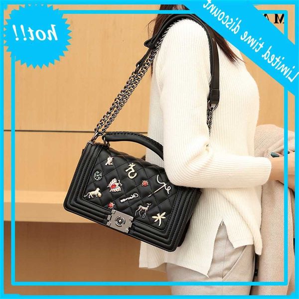maidudu women's 2020 new korean version small fragrance badge messenger rhombic chain portable one shoulder bag fashion
maidudu women's 2020 new korean version small fragrance badge messenger rhombic chain portable one shoulder bag fashion