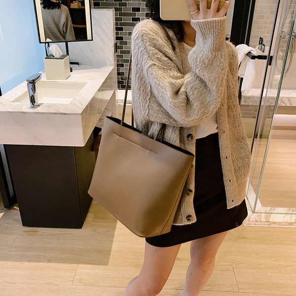 big bag women's new autumn / winter 2020 solid color simple shoulder bag large capacity portable big bag two piece set c1114
big bag women's new autumn / winter 2020 solid color simple shoulder bag large capacity portable big bag two piece set c1114