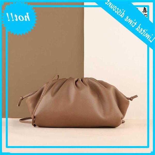 2019 net red and foreign style hand holding cloud pure color head soft skin fold dumpling one shoulder slanting across women's bag
2019 net red and foreign style hand holding cloud pure color head soft skin fold dumpling one shoulder slanting across women's bag