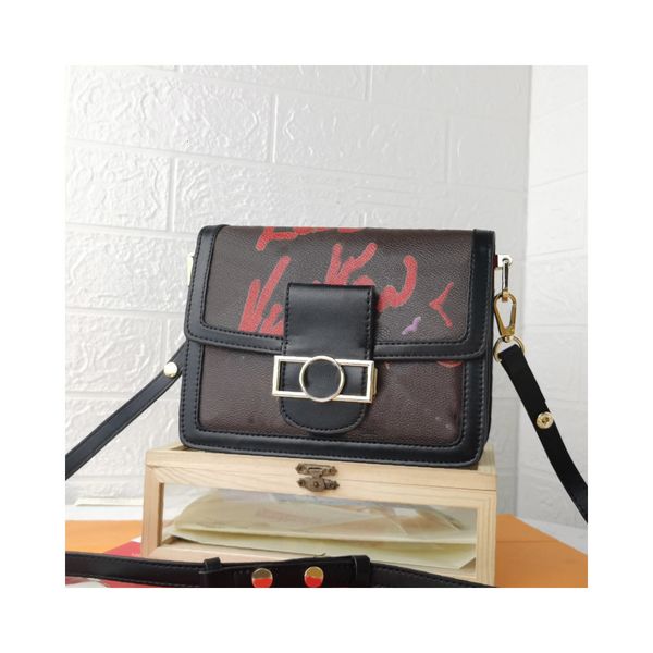 mini handbag crossbody bag dauphi messenger bags clutch genuine leather heart letter printed metal lock adjustable removable shoulder strap
mini handbag crossbody bag dauphi messenger bags clutch genuine leather heart letter printed metal lock adjustable removable shoulder strap
