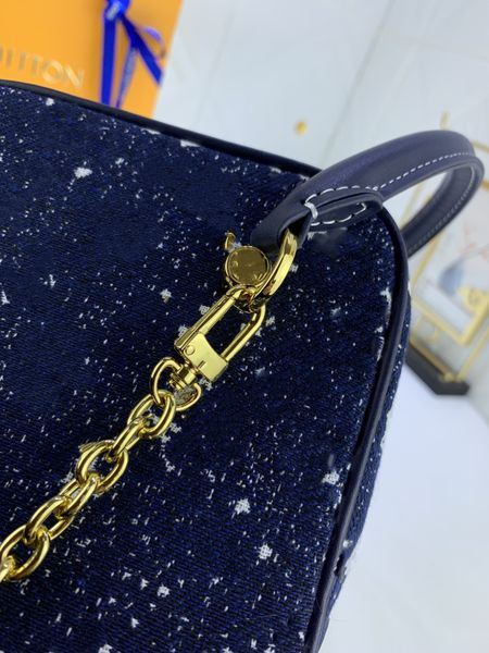 aks designer blue dice bag, handbag and cow leather decoration, while interpreting the new retro style and fashion.
aks designer blue dice bag, handbag and cow leather decoration, while interpreting the new retro style and fashion.