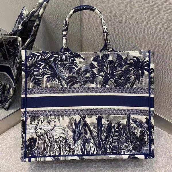 classic bag 7a high-end custom quality fashion casual style gold metal accessories with detachable 1 long shoulder strap
classic bag 7a high-end custom quality fashion casual style gold metal accessories with detachable 1 long shoulder strap