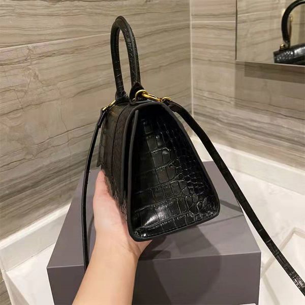 sports large capacity high-end luxury design handbag cross-body bag single shoulder bag chain shopping money
sports large capacity high-end luxury design handbag cross-body bag single shoulder bag chain shopping money