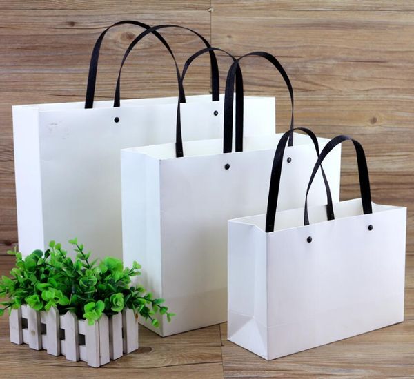 25x9x17cm 20pieces/pack business gift black paper bag with handle for clothes shoes shopping
25x9x17cm 20pieces/pack business gift black paper bag with handle for clothes shoes shopping