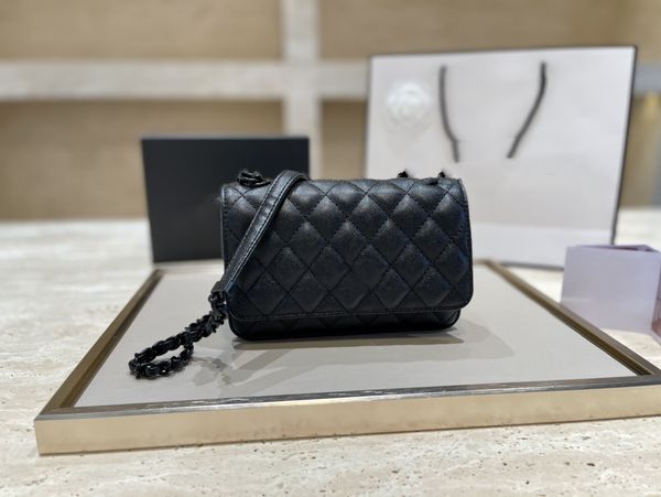 new style female bag, classic casual all-match, lightweight one-shoulder messenger bag with gift box, packing size 20cm, Black;red
new style female bag, classic casual all-match, lightweight one-shoulder messenger bag with gift box, packing size 20cm, Black;red