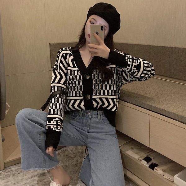 new color contrast t-shirt, long sleeve cardigan, loose and thin sweater, v-neck small coat, women's wear
new color contrast t-shirt, long sleeve cardigan, loose and thin sweater, v-neck small coat, women's wear
