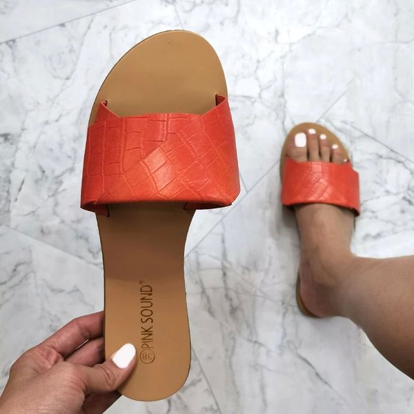 2021 fashion woman summer shoes outdoor beach slides black slip on flat women slippers flat bottom ladies slippers woman slides #p87z 
2021 fashion woman summer shoes outdoor beach slides black slip on flat women slippers flat bottom ladies slippers woman slides #p87z