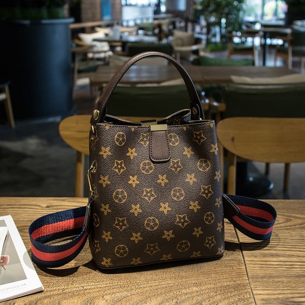 fashion shoulder bagprinting bucket women's bag large capacity new fashion simple pvc bucket shoulder bag de9py
fashion shoulder bagprinting bucket women's bag large capacity new fashion simple pvc bucket shoulder bag de9py