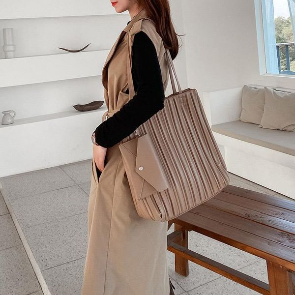 shoulder bags 2021 women fashion crossbody handbags large capacity pleated composite for female soild leather travel totes bag
shoulder bags 2021 women fashion crossbody handbags large capacity pleated composite for female soild leather travel totes bag