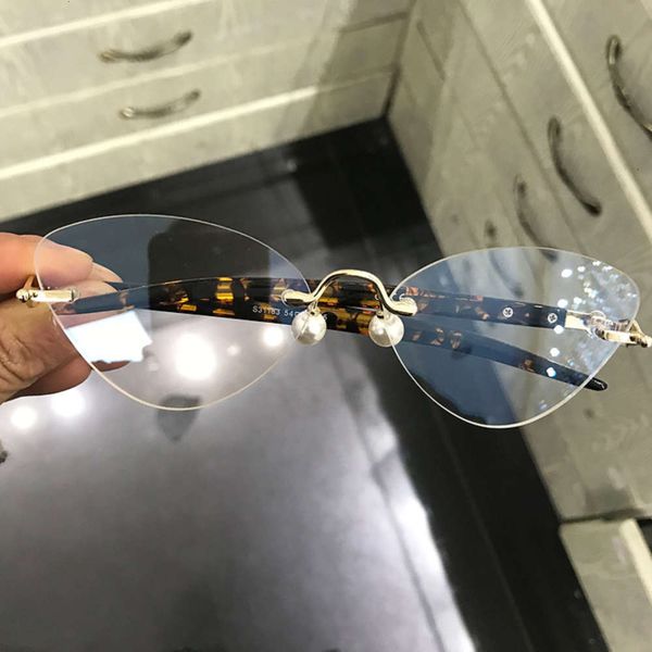 leg bracket pen pearl decorated nose face blue light proof frameless flat lens cat's eye frame glasses women's round face, White;black
leg bracket pen pearl decorated nose face blue light proof frameless flat lens cat's eye frame glasses women's round face, White;black