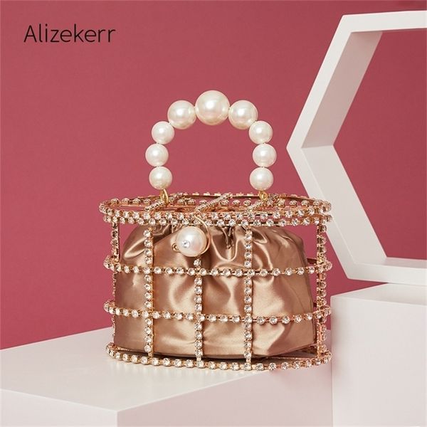 pearl basket evening clutch bag women summer hollow out diamonds beading alloy metallic handbag female fashion party y201224
pearl basket evening clutch bag women summer hollow out diamonds beading alloy metallic handbag female fashion party y201224