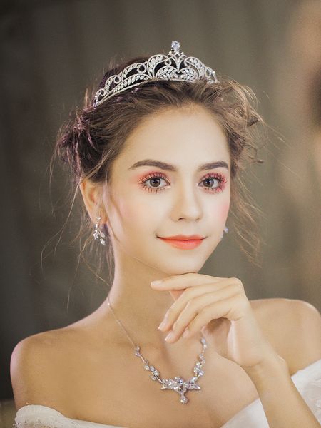 bridal zircon headdress 2020 new dress hair ornament luxury crown wedding jewelry necklace three piece set, Silver
bridal zircon headdress 2020 new dress hair ornament luxury crown wedding jewelry necklace three piece set, Silver