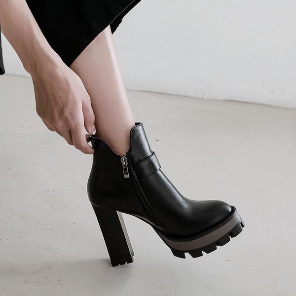 2020 fashion winter women's 11cm block high heel ankle bootie buckle black platform gothic punk boots plus size shoes 42
2020 fashion winter women's 11cm block high heel ankle bootie buckle black platform gothic punk boots plus size shoes 42