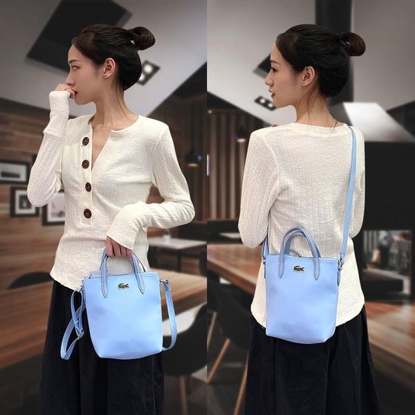 2021 new fashion one-shoulder diagonal large-capacity portable shopping bag handbags women bags designer famous 
2021 new fashion one-shoulder diagonal large-capacity portable shopping bag handbags women bags designer famous