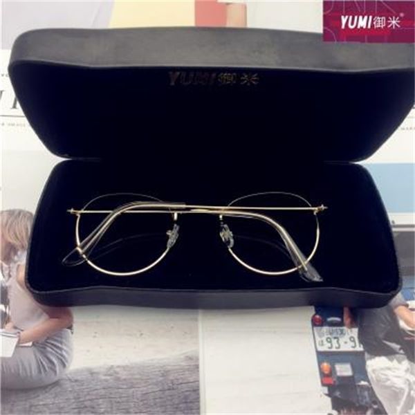 wind glasses seal sails, quan zhilong takes ps of sunglasses in the street, White;black
wind glasses seal sails, quan zhilong takes ps of sunglasses in the street, White;black