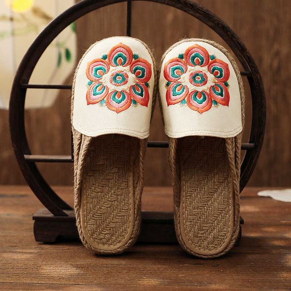 2022 creative pastoral ethnic style embroidered slippers women's multicolor soft and comfortable baotou sandals women, Black
2022 creative pastoral ethnic style embroidered slippers women's multicolor soft and comfortable baotou sandals women, Black