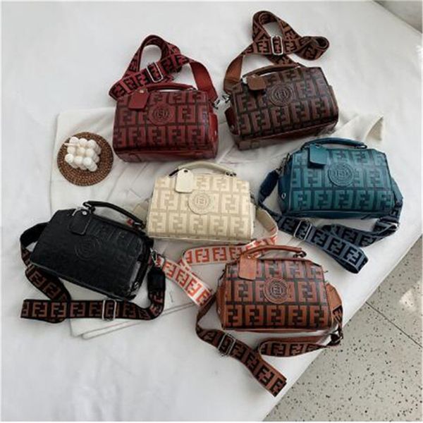 luxury handbags women bags designer letter pu leather ladies crossbody shoulder messenger sac for women 2022 purses
luxury handbags women bags designer letter pu leather ladies crossbody shoulder messenger sac for women 2022 purses