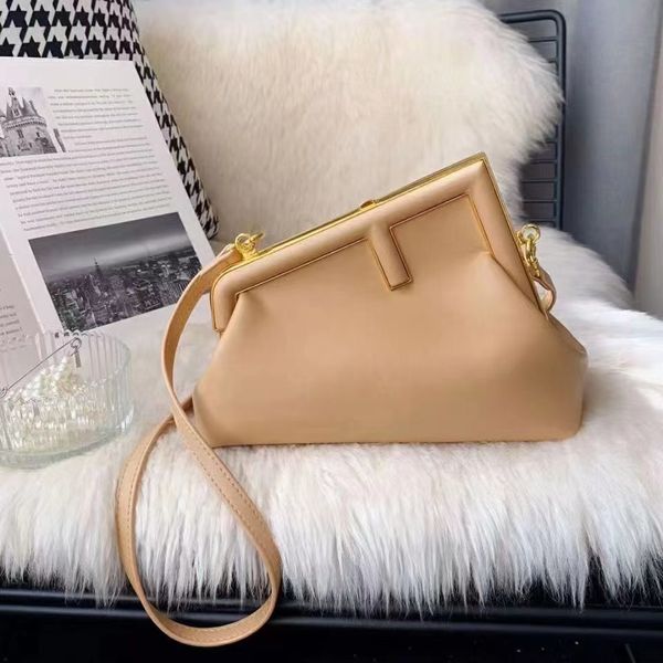 european and american fashion women's bag layer leather leisure one shoulder hand diagonal straddle versatile bag, Black;red
european and american fashion women's bag layer leather leisure one shoulder hand diagonal straddle versatile bag, Black;red