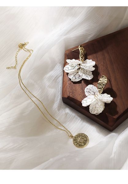 2020 new style long earrings in white petals and gold leaves for the new sweet girl collection 080, Golden;silver
2020 new style long earrings in white petals and gold leaves for the new sweet girl collection 080, Golden;silver