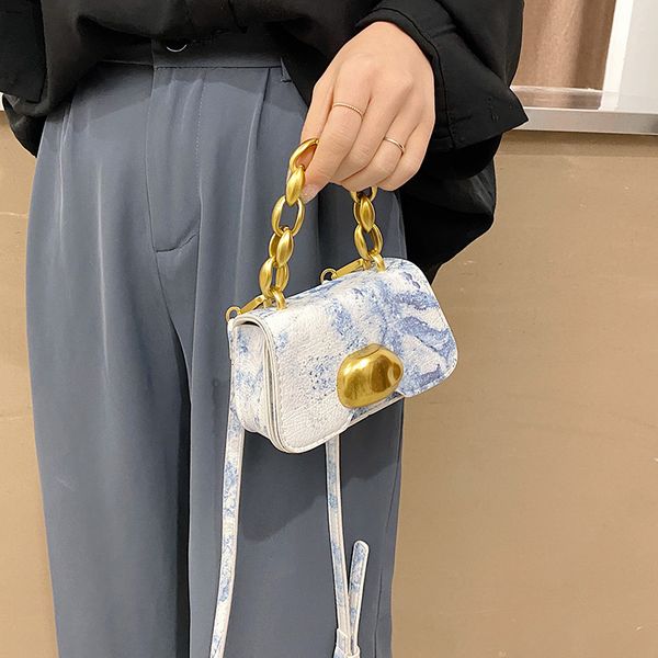 flight fantasy mini pu leather shoulder strap flap bag fashion brand new women's 2021 luxury lipstick chain shoulder bag, Black;red
flight fantasy mini pu leather shoulder strap flap bag fashion brand new women's 2021 luxury lipstick chain shoulder bag, Black;red