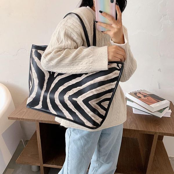 fashion handbag women's 2020 autumn and winter new large-capacity shoulder bag tote bag
fashion handbag women's 2020 autumn and winter new large-capacity shoulder bag tote bag