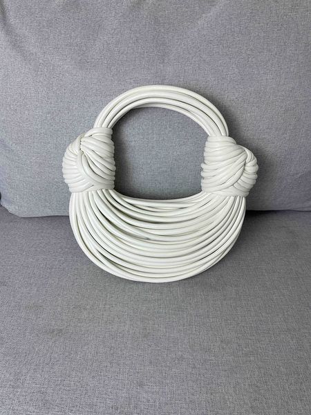 new jodie designer venetas handbags s knotted noodle bag 2022 underarm handbag woven women's bag hand wrapped dumpling baonv
new jodie designer venetas handbags s knotted noodle bag 2022 underarm handbag woven women's bag hand wrapped dumpling baonv